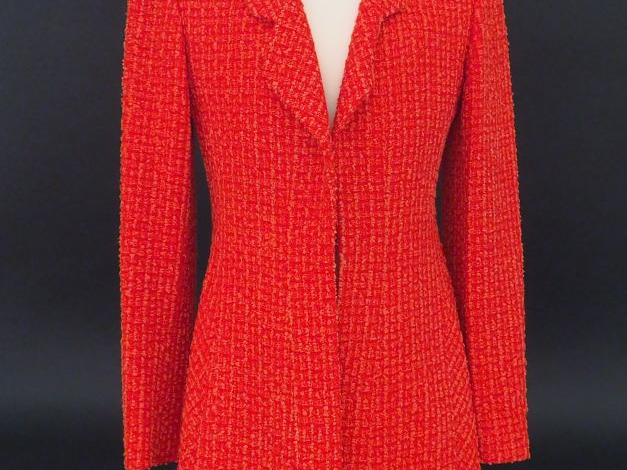 CHANEL Veste à col en tweed rouge et rose en laine (54%), soie (41%) e