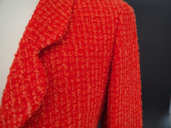 CHANEL Veste à col en tweed rouge et rose en laine (54%), soie (41%) e