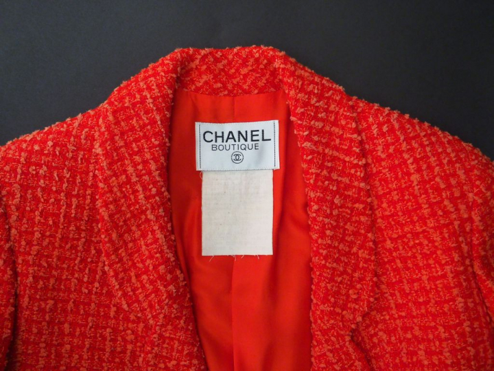 CHANEL Veste à col en tweed rouge et rose en laine (54%), soie (41%) e