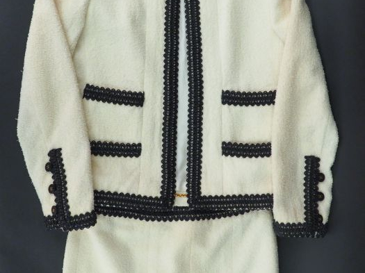 CHANEL	 Tailleur comprenant une jupe et une veste en laine blanche, à 