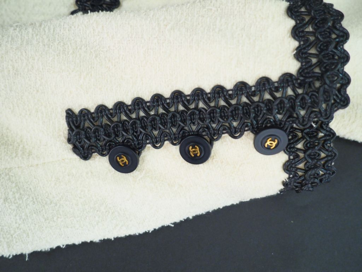 CHANEL	 Tailleur comprenant une jupe et une veste en laine blanche, à 