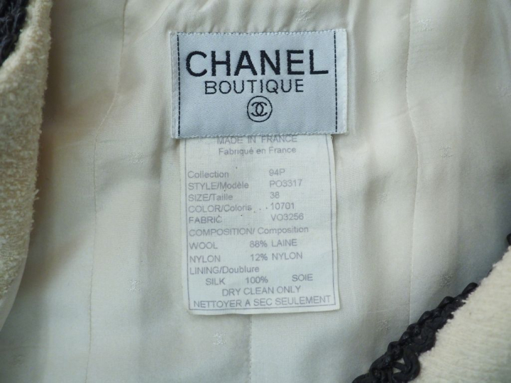 CHANEL	 Tailleur comprenant une jupe et une veste en laine blanche, à 