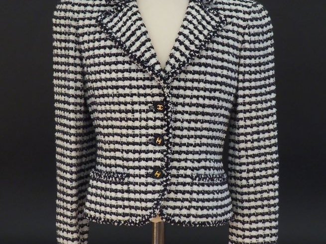 CHANEL Veste courte à col en tweed noir et blanc. Ouverture à l’avant 