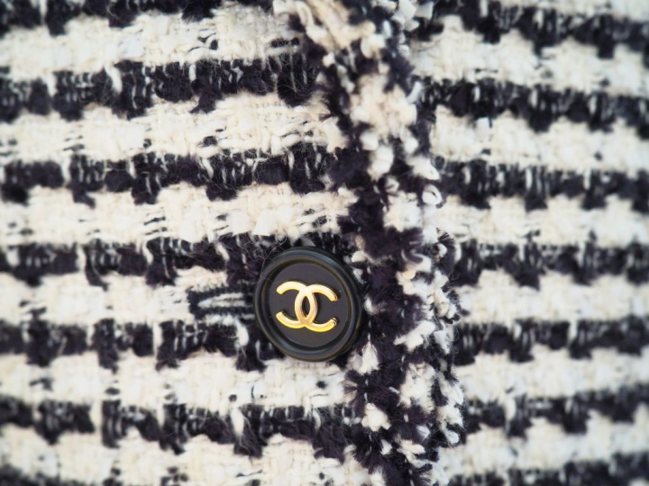 CHANEL Veste courte à col en tweed noir et blanc. Ouverture à l’avant 