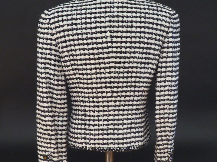 CHANEL Veste courte à col en tweed noir et blanc. Ouverture à l’avant 