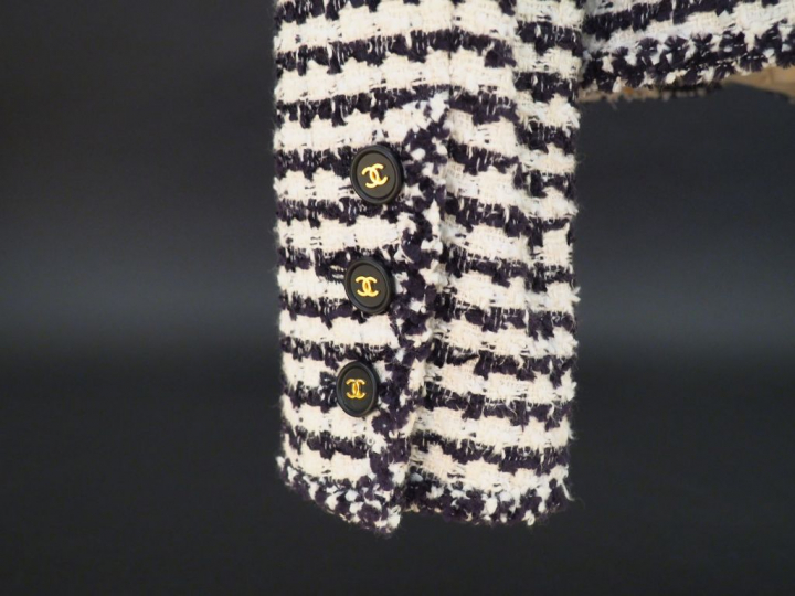 CHANEL Veste courte à col en tweed noir et blanc. Ouverture à l’avant 