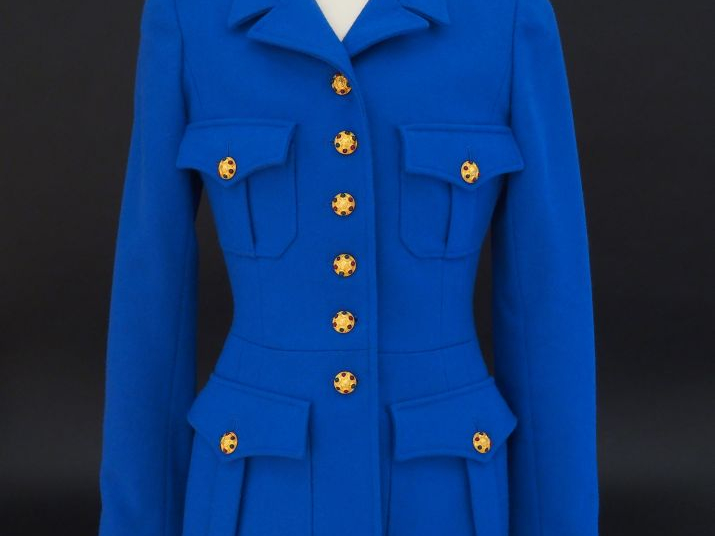 	CHANEL Veste bleue électrique à col en laine. Ouverture par six bouto