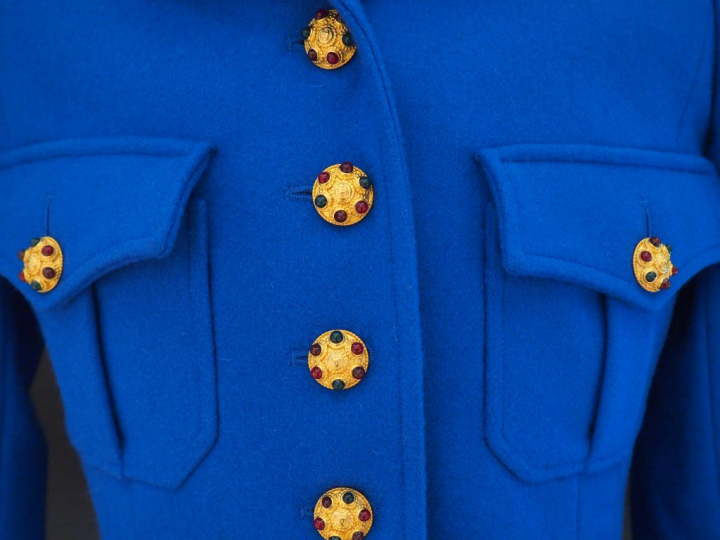 	CHANEL Veste bleue électrique à col en laine. Ouverture par six bouto