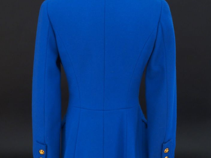 	CHANEL Veste bleue électrique à col en laine. Ouverture par six bouto