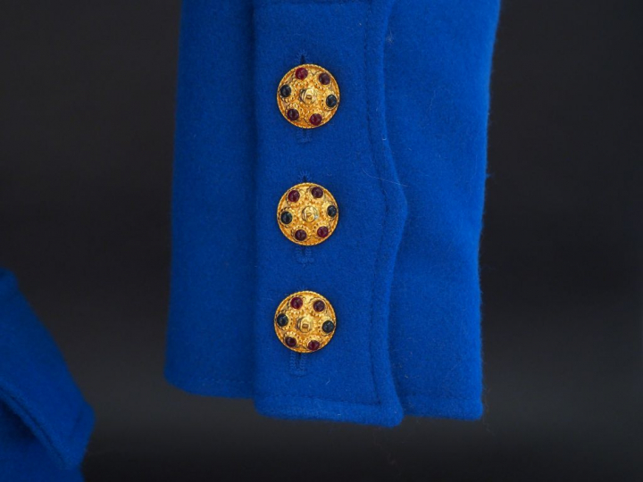 	CHANEL Veste bleue électrique à col en laine. Ouverture par six bouto