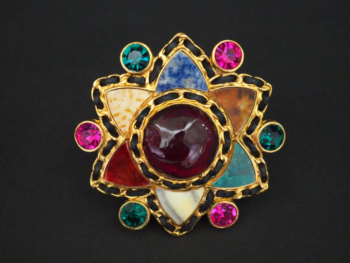 	CHANEL, Collection prêt à porter 1995/1996. Broche en forme d'étoile 