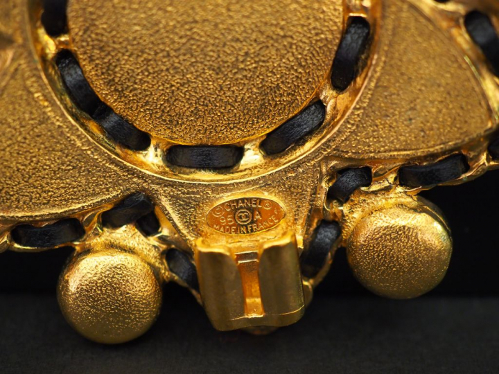 	CHANEL, Collection prêt à porter 1995/1996. Broche en forme d'étoile 