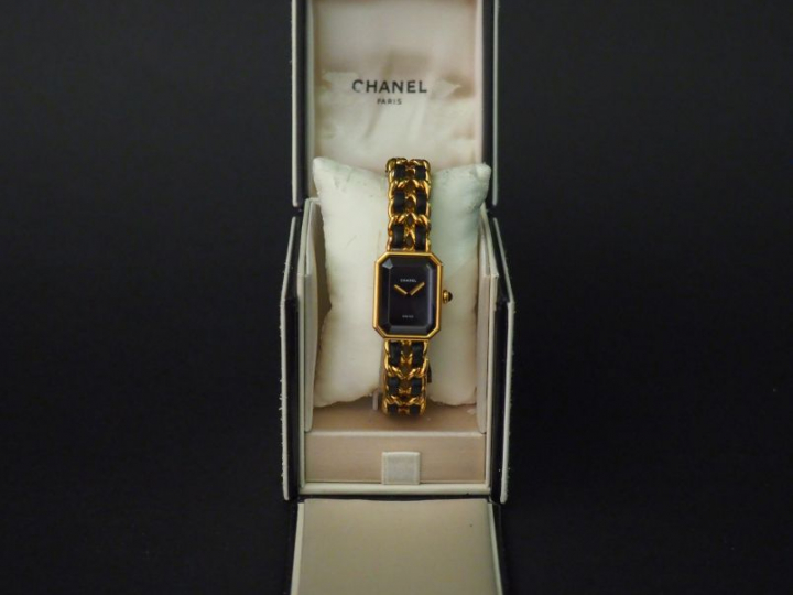 CHANEL Montre bracelet de dame, modèle Première, 1987. Boitier de form
