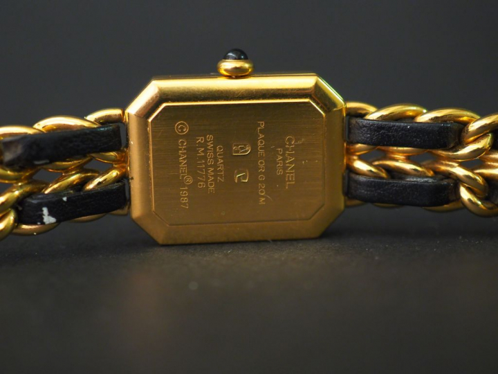 CHANEL Montre bracelet de dame, modèle Première, 1987. Boitier de form