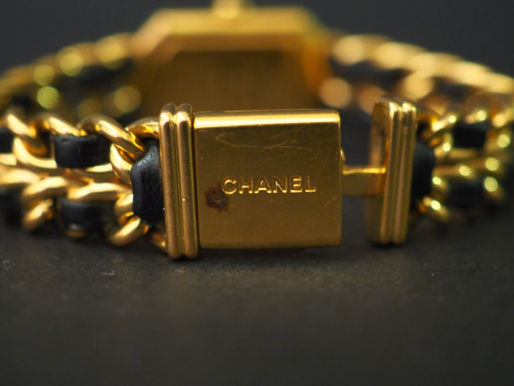 CHANEL Montre bracelet de dame, modèle Première, 1987. Boitier de form