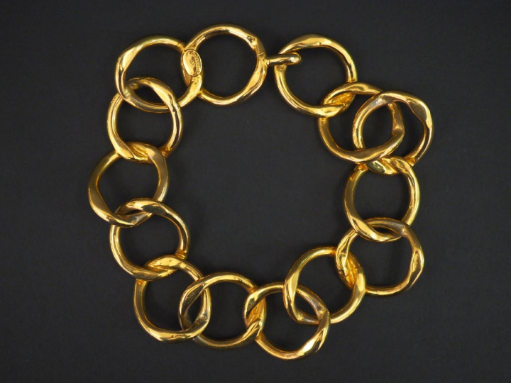 	CHANEL Collier ras de cou en métal doré, à décor de maillons ronds. F