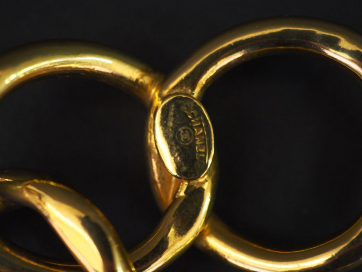 	CHANEL Collier ras de cou en métal doré, à décor de maillons ronds. F