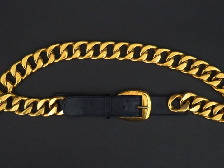 CHANEL Ceinture vintage en métal doré, maille gourmette.  Les extrémit