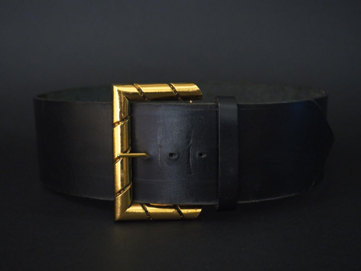 Karl LAGERFELD. Large ceinture en cuir noir. Boucle rectangulaire en m