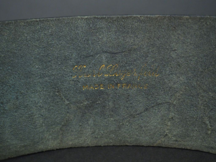 Karl LAGERFELD. Large ceinture en cuir noir. Boucle rectangulaire en m