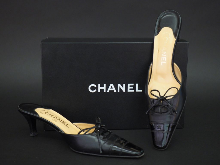 CHANEL. Paire de mules à talons en cuir noir et cuir verni, bout carré