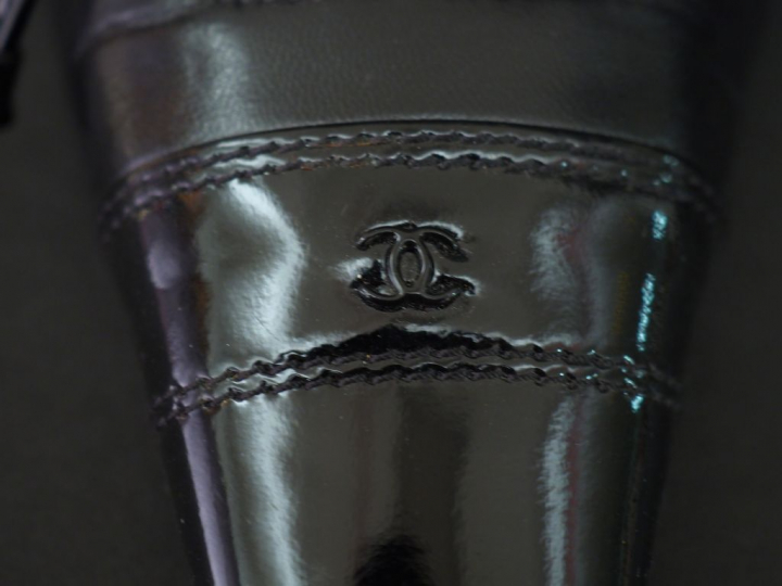 CHANEL. Paire de mules à talons en cuir noir et cuir verni, bout carré