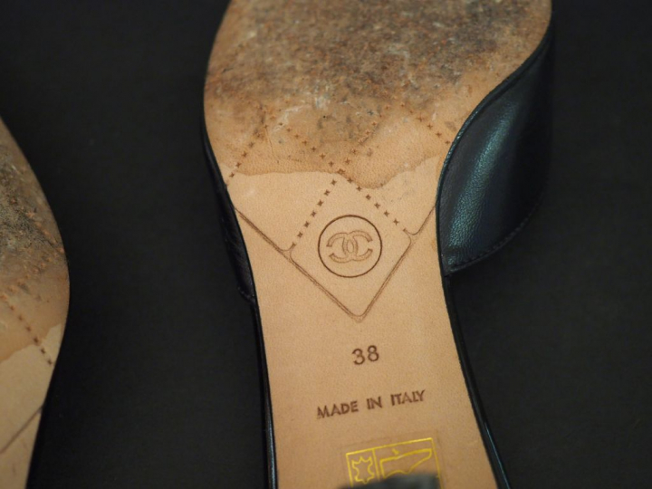 CHANEL. Paire de mules à talons en cuir noir et cuir verni, bout carré