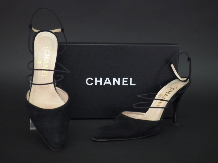 CHANEL Paire de chaussures à talons en daim noir.  Bout pointu. Brides