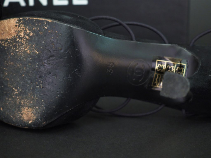 CHANEL Paire de chaussures à talons en daim noir.  Bout pointu. Brides