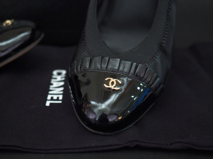 CHANEL.  Paire d'escarpins stretch en cuir noir, bouts ronds en cuir v