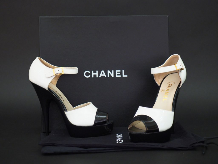 CHANEL Paire d’escarpins à plateforme et talons aiguilles en cuir blan