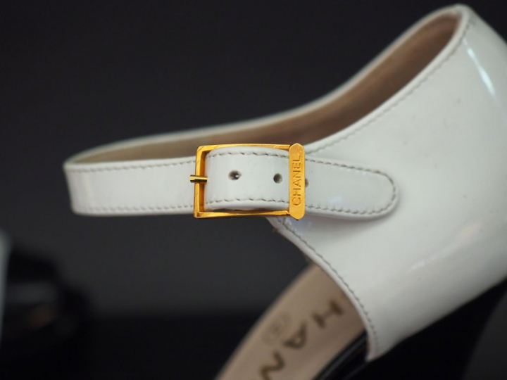 CHANEL Paire d’escarpins à plateforme et talons aiguilles en cuir blan