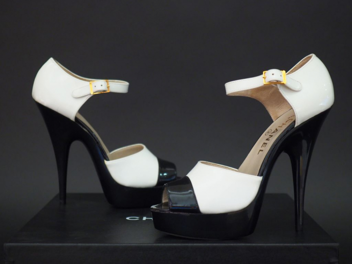 CHANEL Paire d’escarpins à plateforme et talons aiguilles en cuir blan