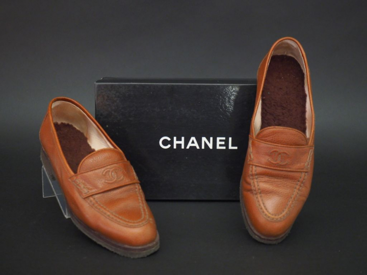	CHANEL Paire de mocassins en cuir marron, à décor du monogramme de la