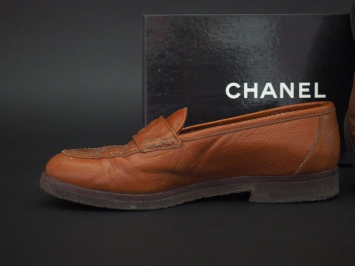 	CHANEL Paire de mocassins en cuir marron, à décor du monogramme de la