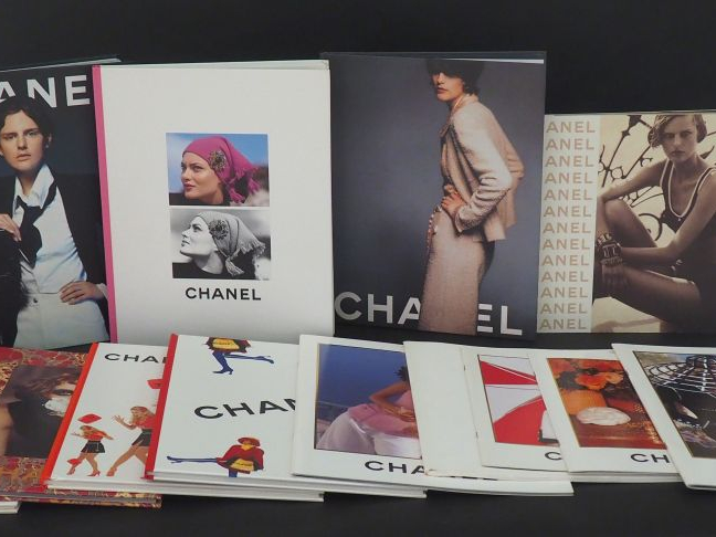 CHANEL Ensemble de treize calatogues de la maison Chanel.