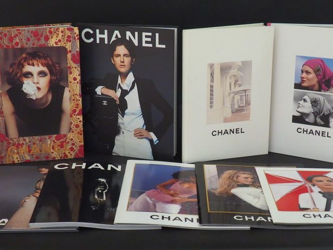 CHANEL Ensemble de neuf catalogues de la maison Chanel.