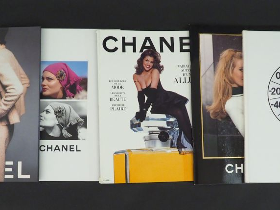 CHANEL Ensemble de cinq catalogues de la maison Chanel.