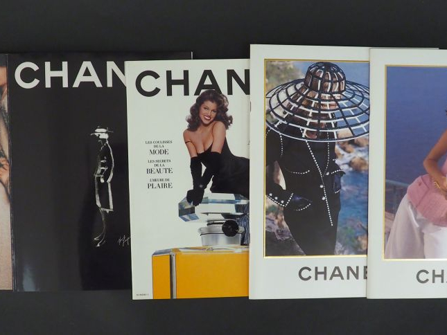 CHANEL Ensemble cinq catalogues de la maison Chanel.
