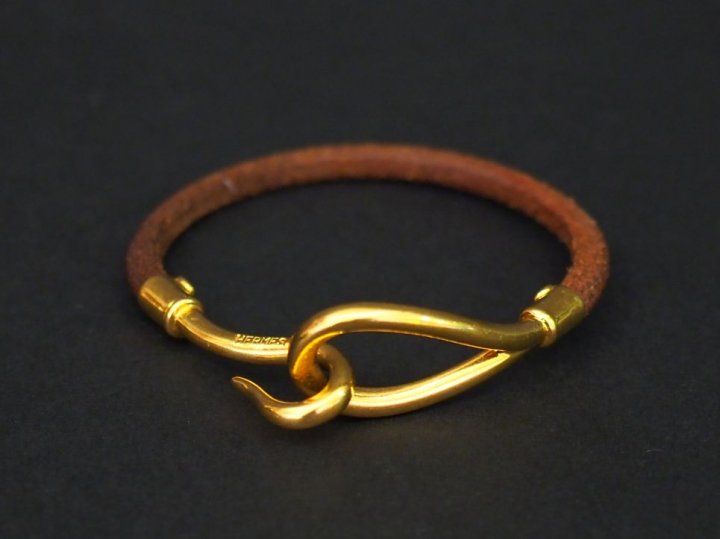 HERMES, Paris. Bracelet modèle Jumbo en cuir naturel.  Fermoir en méta