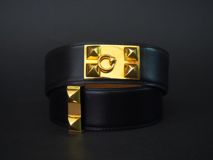 HERMES, Paris. Ceinture en cuir noir, modèle « Collier de chien », à d