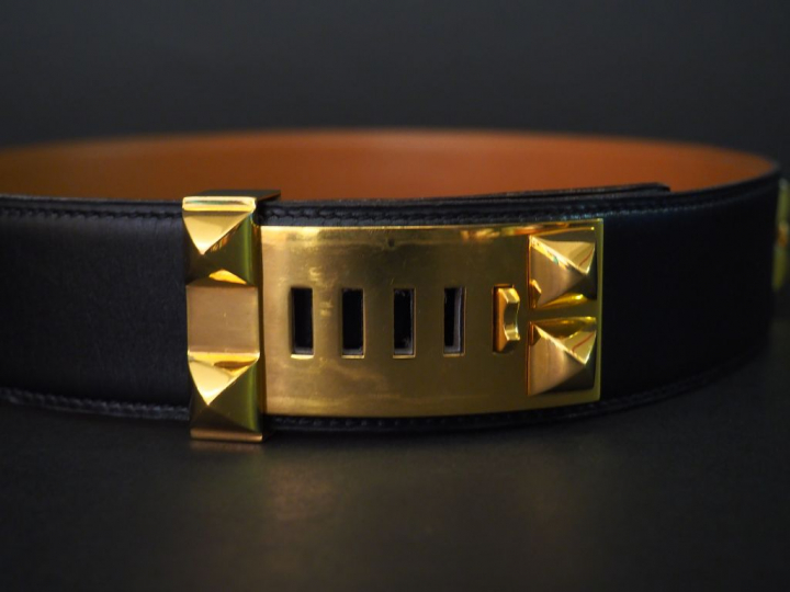 HERMES, Paris. Ceinture en cuir noir, modèle « Collier de chien », à d