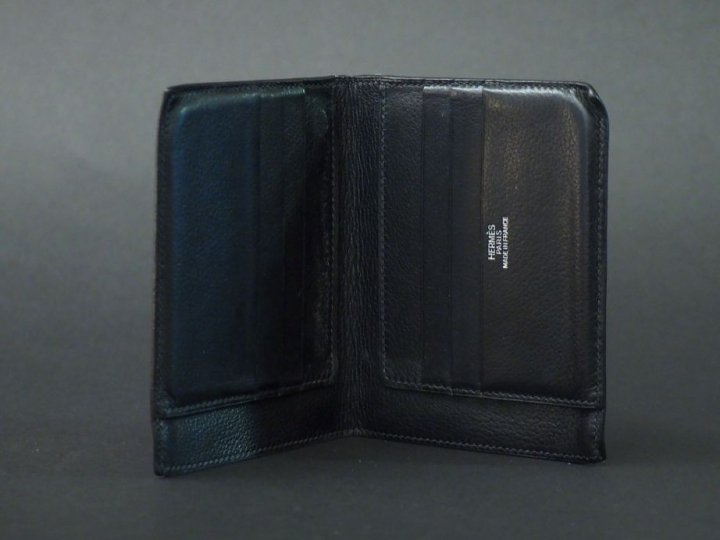 	HERMES, Paris. Portefeuilles en cuir noir.  Signé. 12 x 9.4 cm  Dans 
