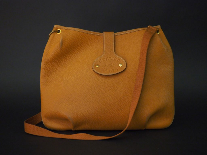 HERMES, Paris. Sac bandoulière en cuir grainé fauve, modèle "Rodéo". F