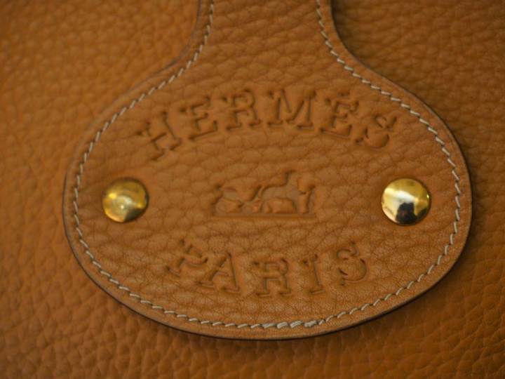 HERMES, Paris. Sac bandoulière en cuir grainé fauve, modèle "Rodéo". F