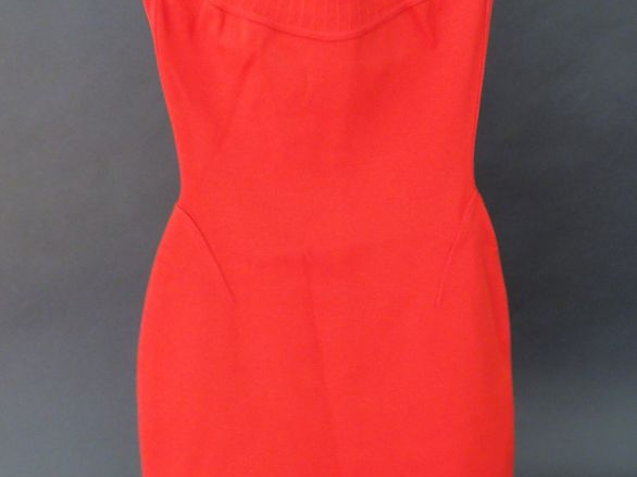 	ALAÏA  Mini robe rouge à encolure américaine et fines bretelles. Tiss
