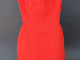 Vente aux enchères 	ALAÏA  Mini robe rouge à encolure américaine et fines bretelles. Tiss