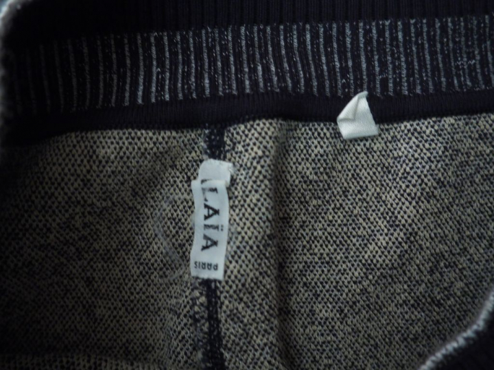 ALAÏA. Mini jupe en maille dans les tons noir et blanc, à décor de fle