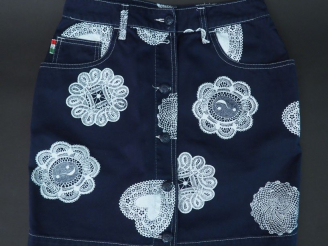 Vente aux enchères 	MOSCHINO Jupe bleu marine, à décor de rosaces blanches. Ouverture à l