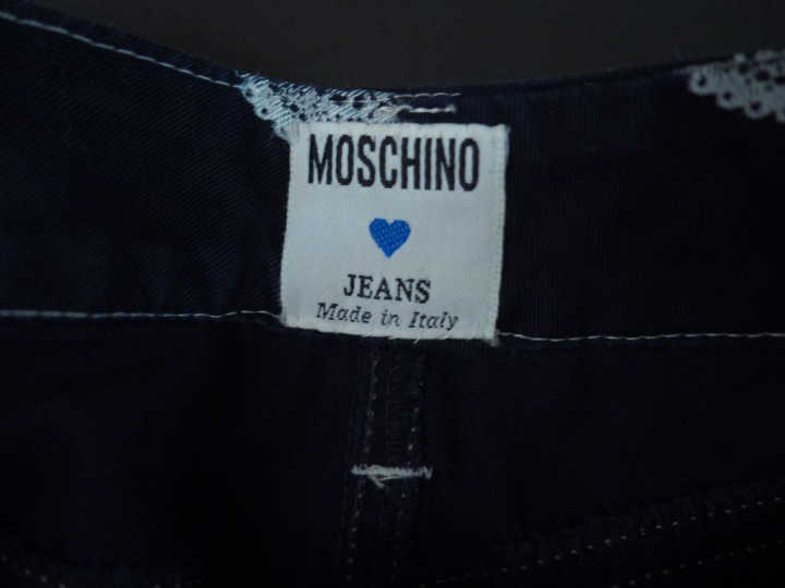 	MOSCHINO Jupe bleu marine, à décor de rosaces blanches. Ouverture à l